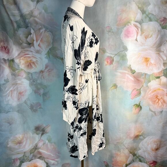 Billabong Sea The Sun Black & Cream Floral Tie Front Cover-Up Kimono - Picture 4 of 8
